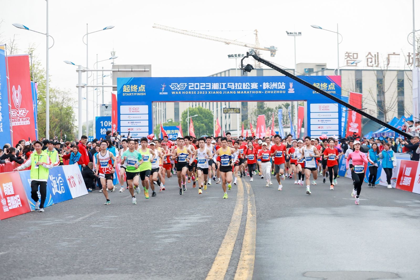 敢為人先·與湘江奔跑 ｜戰(zhàn)馬2023湘江馬拉松株洲站鳴槍起跑！